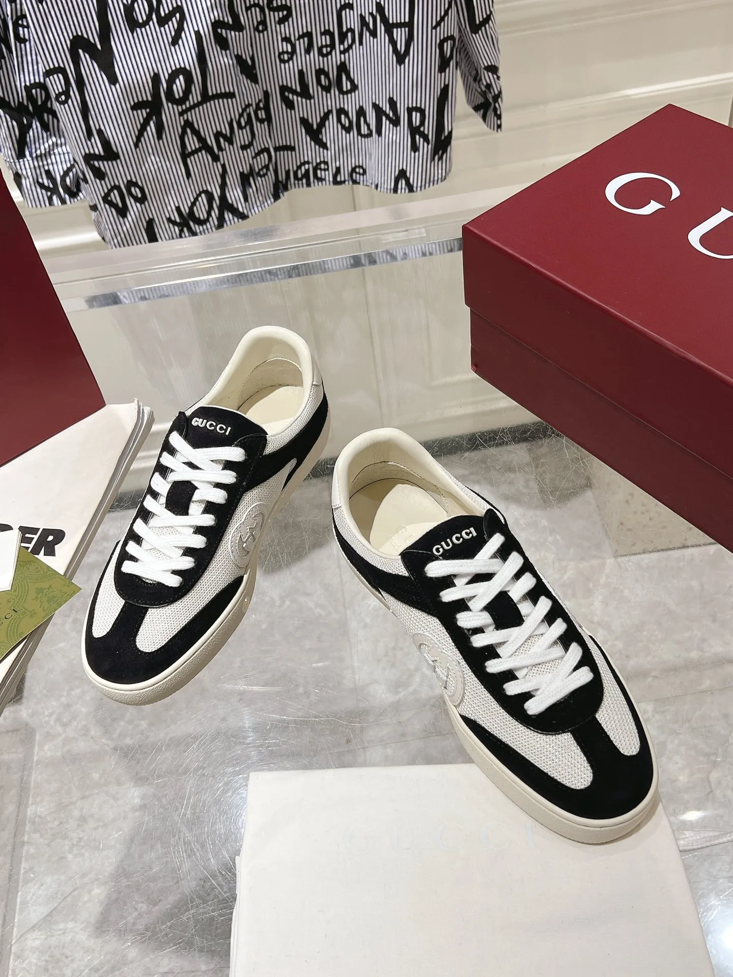👟👟Ex-factory price 540👟👟Men's size +10 New upgraded version🔥Gucci 2024 new white shoes casual shoes hot recommendation, original TPU soles, original fabrics, original sheepskin lining sheepskin feet🔥Original cover craftsmanship is reproduced one to one! The pursuit of ultimate comfort! 🔥🔥 [Love] Fabric: Imported cow suede + mesh [Love] Packing: Counter-matched red shoe box ➕ Aviation airplane box [Love] Code number: 35-45